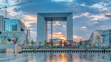 Paris Savunma Bölgesi ufuk çizgisi ve ofis binaları yaz günü günbatımında suya yansıdı. Çeşmeden manzara. Paris, Fransa