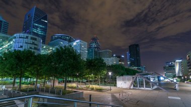 Paris şehir manzarası. İş bölgesinde aydınlık modern binalar. Gece vakti La Defense zaman atlaması. Cam cephe gökdelenleri. Ekonomi ve finans kavramı. Paris, Fransa