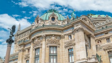 Palais veya Opera Garnier Ulusal Müzik Akademisi Paris, Fransa 'da. Mavi gökyüzündeki bulutlara bakarak yan görünüm