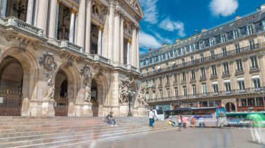Palais veya Opera Garnier Ulusal Müzik Akademisi Paris, Fransa 'da ön gösterim zamanı. Girişe giden merdivenler. Bulutlu mavi gökyüzü