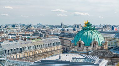 Palais veya Garnier Operası 'nın yeşil kubbesi Paris' teki Ulusal Müzik Akademisi zaman çizelgesi. Güneşli yaz gününde çatıdan hava manzarası.