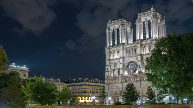 Aydınlatılmış Notre Dame de Paris 'in gece manzarası. Fransa' nın en iyi zamanı. Görüntü Petit Köprüsü - Kardinal Lustiger