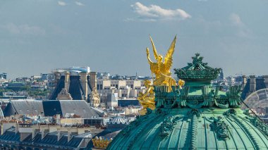 Palais ya da Garnier Operası 'nın en iyi manzarası Paris, Fransa' daki Ulusal Müzik Akademisi 'nin altın heykelleri. Güneşli yaz gününde çatıdan hava manzarası.