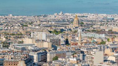Paris 'teki evlerin çatılarının üstündeki hava manzarası. Gün batımından önce les geçersiz kılınmış kubbeyle akşam manzarası