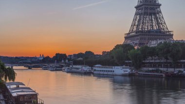 Eiffel Kulesi ve Seine Nehri, Sunrise Timelapse, Paris, Fransa. Bir-Hakeim Köprüsü 'nden sabah görüşü. Su ve turuncu gökyüzü yansımaları.