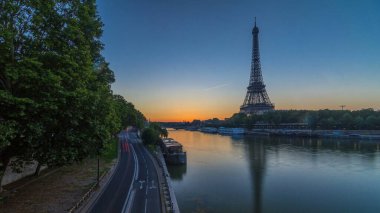 Eiffel Kulesi ve Seine nehri Sunrise Panoramik Zaman Uygulaması, Paris, Fransa. Bir-Hakeim Köprüsü 'nden sabah görüşü su ve trafiğe yansıyor