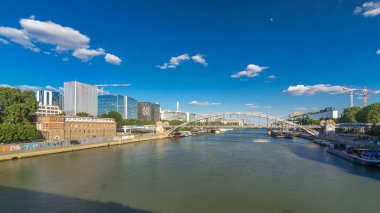 Paris 'teki Austerlitz viyadüklü panoramik zaman atlaması, Seine nehrinden geçen metro treniyle köprüden görülen, tek güverteli, çelik kemerli, demiryolu köprüsü.