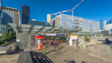 La Defence zaman atlaması panoraması, iş ve finans bölgesi, metro istasyonunun çıkışında gökdelenlerin üzerinde vinçler var.