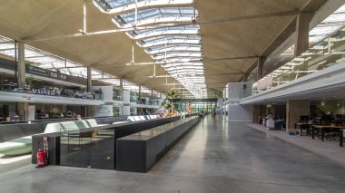 Halle Freyssinet panoramik zaman atlaması hipervanesinin içinde, 1920 'lerin eski tren istasyonu binası Paris' in 13. Fransa 'nın en büyük teknolojik başlangıç kuvözüdür..