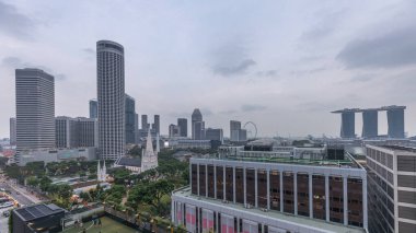 Günbatımından sonra Singapur gökdeleninde St. Andrew Katedrali 'nin havası var. Singapur 'un en büyük katedrali olan Anglikan katedrali. Arkaplanda gökdelenler