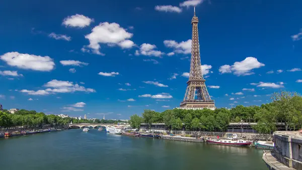 Przerost Wieży Eiffla Mostu Bir Hakeim Nad Sekwaną Paryżu Statek — Zdjęcie stockowe