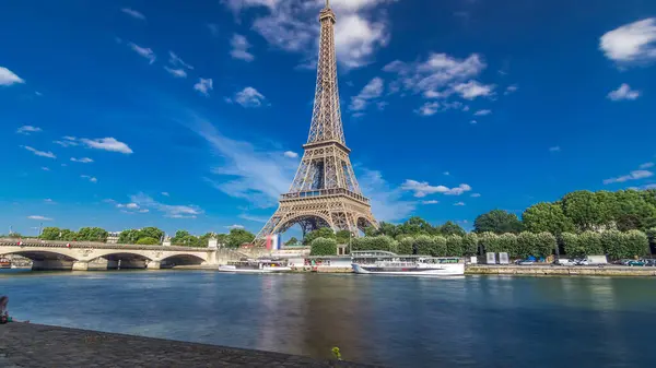 Eiffelova Věž Časově Přešla Nábřeží Řeky Seiny Paříži Loď Lodě — Stock fotografie
