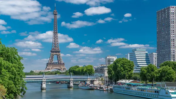 Paris Fransa Daki Grenelle Köprüsü Nden Seine Nehrindeki Eyfel Kulesi — Stok fotoğraf
