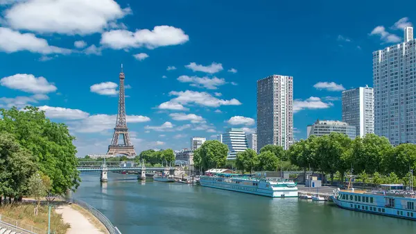 埃菲尔铁塔和位于塞纳河畔的现代建筑从法国巴黎的格雷诺尔桥经过 在阳光明媚的夏日 天鹅岛和河里的船 — 图库照片
