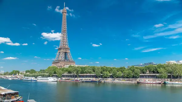 Wieża Eiffla Niebieskim Zachmurzonym Tle Timelapse Nabrzeża Nad Sekwaną Paryżu — Zdjęcie stockowe