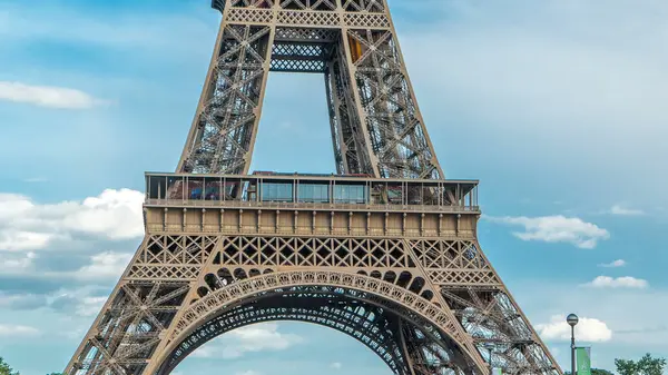 Zamknij Widok Pierwszej Części Wieży Eiffla Turystami Tarasie Widokowym Timelapse — Zdjęcie stockowe