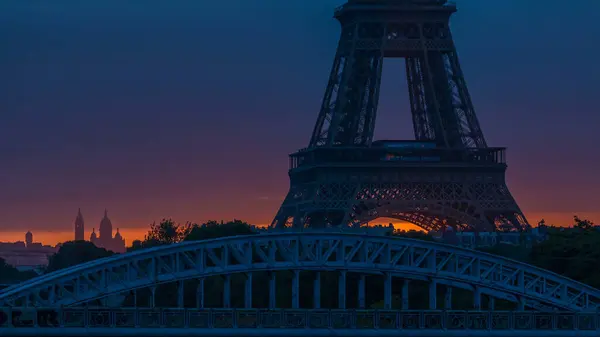 エッフェル塔の日の出は セーヌ川とフランスのパリでボートで経過します グレネル橋からの眺め 大きな赤い太陽が塔の下を通り過ぎる景色を間近で見る — ストック写真