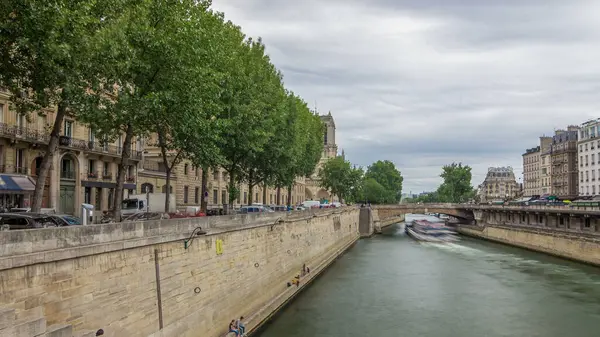 ノートルダム パリとセーヌ川のウォーターフロントの時間経過過経過 パリの最も有名なシンボルの1つ プチブリッジ ルシガー枢機卿と警察署 ミシェル橋からの眺め — ストック写真