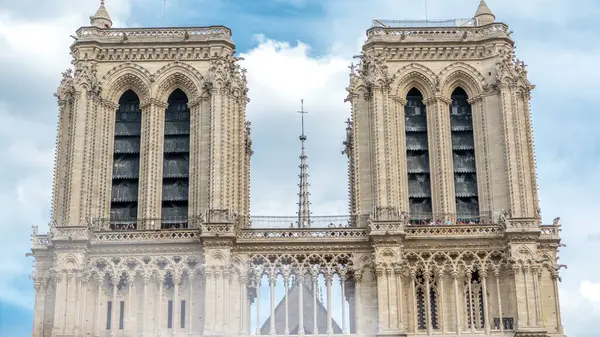 在巴黎圣母院的最高处 人们都站在观景台上观望 它是位于法国巴黎Cite岛上的一座中世纪天主教大教堂 夏日多云的天空 — 图库照片
