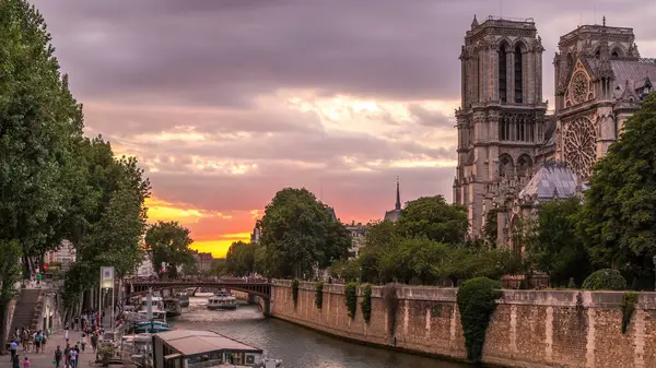 大聖堂ノートルダム パリの日から夜への移行時間は フランスで日没後に経過します 大司教区の橋からの眺め ボートステーションとウォーターフロント 劇的な空を持つ建築とランドマーク — ストック写真