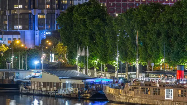 塞纳河与船在夜间经过巴黎 海滨在法国巴黎市 从米拉博大桥俯瞰空中 船坞和绿树 — 图库照片
