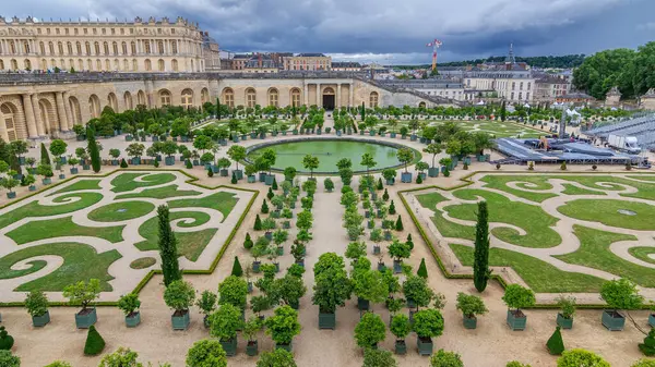 Versailles Sarayı 'nın güzel bahçeleri ve havadan zaman ayarlı çeşmeleri var. Versailles Sarayı kraliyet şatosuydu. Paris, Fransa.