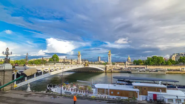 Мост Александра Iii Охватывающий Реку Сена Проходит Через Гиперлапс Времени — стоковое фото