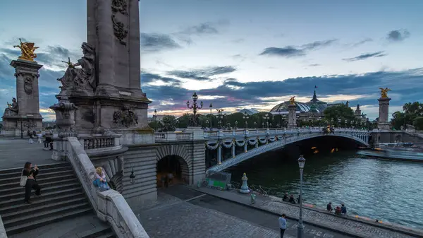 巴黎的亚力山大桥夜以继夜地照亮了这一转变的时间 大皇宫背景 路上的交通 法国巴黎 — 图库照片