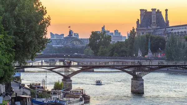 从法国新桥 Pont Neuf 到巴黎艺术桥 Pont Des Arts 的空中景观 船在塞纳河上漂流 靠近韦特加兰特广场 — 图库照片