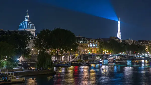ザールとともにセーヌ川とフランス パリのポン ヌフから夜の時間経過でフランス研究所のドーム 水面に映るイルミネーション — ストック写真