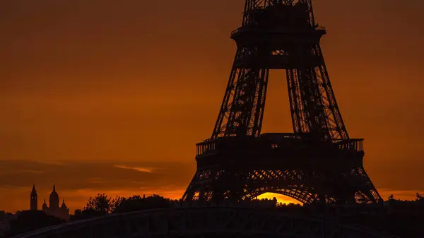 在法国巴黎 埃菲尔铁塔日出时间与橙色天空的近景 从Grenelle桥看到的景象 — 图库照片