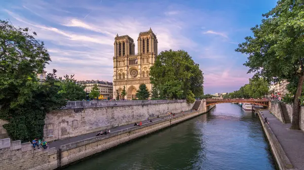 Vista Frontal Catedral Notre Dame Paris Iluminada Dia Noite Período — Fotografia de Stock