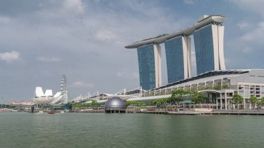 55 kat yüksekliğindeki Marina Bay Sands Oteli Singapur 'daki Marina Körfezi' nin ufuk çizgisine hâkim. Sanat bilimi müzesi ve dönme dolap