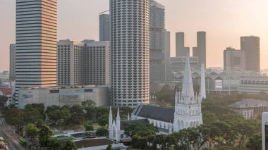 St. Andrew Katedrali 'nin hava saatleri gün doğumundan sonra erken saatlerde. Singapur 'un en büyük katedrali olan Anglikan katedrali. Arkaplanda gökdelenler