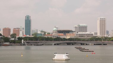 Singapur Merlion Parkı ve Victoria Konser Salonu Ulusal Sanat Galerisi, Escplanade Köprüsü zaman çizelgesi. Marina Körfezi 'nin suyundaki yansımalar.