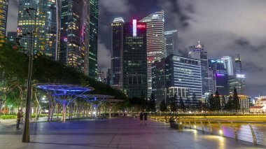 Marina Körfezi 'ndeki Business Financial Downtown City ve Skyscrapers Tower Building. Yürüme alanı, Singapur, City City Landmark ve Business Finans Bölgesi Merkezi' nden zaman aşımına uğradı.