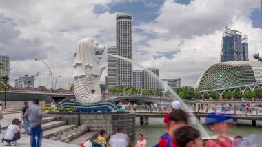 Merlion çeşmesi ve Singapur silueti. Arka planda gökdelenler ve Escplanade tiyatrosu. Aslan kafası ve balık gövdesi olan hayali bir yaratık. Singapur 'un sembolü olarak görülür..