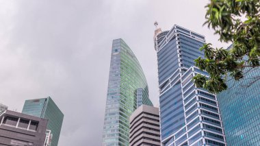 Central City 'deki modern iş dünyasının gökdelenlerine cam ve gökyüzü manzarasına bakıyorum. Singapur 'da yansımalı kuleler