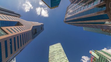 Central City 'deki modern iş dünyasının gökdelenlerine cam ve gökyüzü manzarasına bakıyorum. Singapur 'da yansımalı kuleler