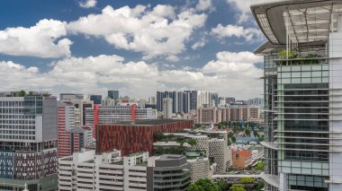 Singapur silueti Victoria caddesi ve Ulusal Kütüphane havadan zaman aralığı hipervanesi. Trafiği olan yeşil ağaçlar. Mavi gökyüzünde bulutlar