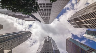 Central City 'deki modern iş dünyasının gökdelenlerine cam ve gökyüzü manzarasına bakıyorum. Singapur 'da yansımalı kuleler
