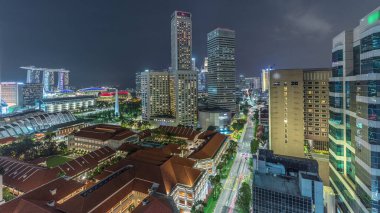 Marina Körfezi bölgesiyle gece panoraması ve aydınlatılmış gökdelenler gökdelenler şehrin ufuk çizgisi hava zaman çizelgesi. Singapur 'da trafiği olan kuzey köprüsündeki kule binası..