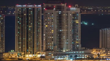 Abu Dabi şehir merkezindeki gökdelenlerle dolu gökdelenlerle dolu bir gökyüzü..