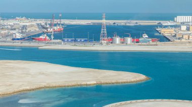 Endüstriyel liman zaman çizelgesinde büyük bir kargo gemisi akşam Abu Dabi 'den havadan görünüyor. Arkaplanda deniz