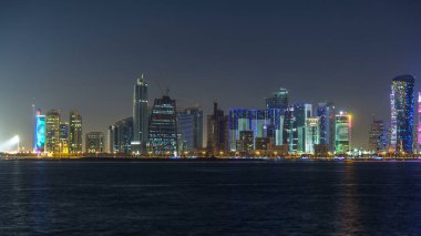 Gökdelenler, gökdelenler, gökdelenler, gökdelenler, gökdelenler, gökdelenler, Katar, Orta Doğu aydınlatmalı kuleler, körfez suyuna yansıyor..