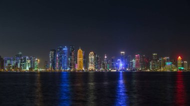 Gökdelenler, gökdelenler, gökdelenler, gökdelenler, gökdelenler, gökdelenler, Katar, Orta Doğu aydınlatmalı kuleler, körfez suyuna yansıyor..