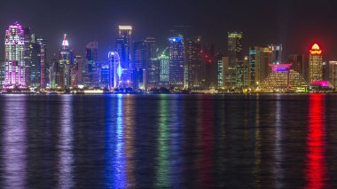 Gökdelenler, gökdelenler, gökdelenler, gökdelenler, gökdelenler, gökdelenler, Katar, Orta Doğu aydınlatmalı kuleler, körfez suyuna yansıyor..