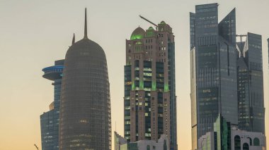 Doha 'nın yüksek katlı mahallesi, günden geceye, gün batımından sonra Hotel Park' tan görüldü. Gökdelenler görüntüyü kapatın