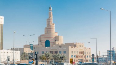 Katar İslam Kültür Merkezi Doha, Katar, Ortadoğu 'da zaman çizelgesi. Yollarda trafik vardı. Güneşli bir günde mavi gökyüzü