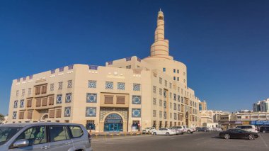 Katar İslam Kültür Merkezi Doha, Katar, Ortadoğu 'da zaman aşımına uğradı. Yollarda trafik vardı. Güneşli bir günde mavi gökyüzü